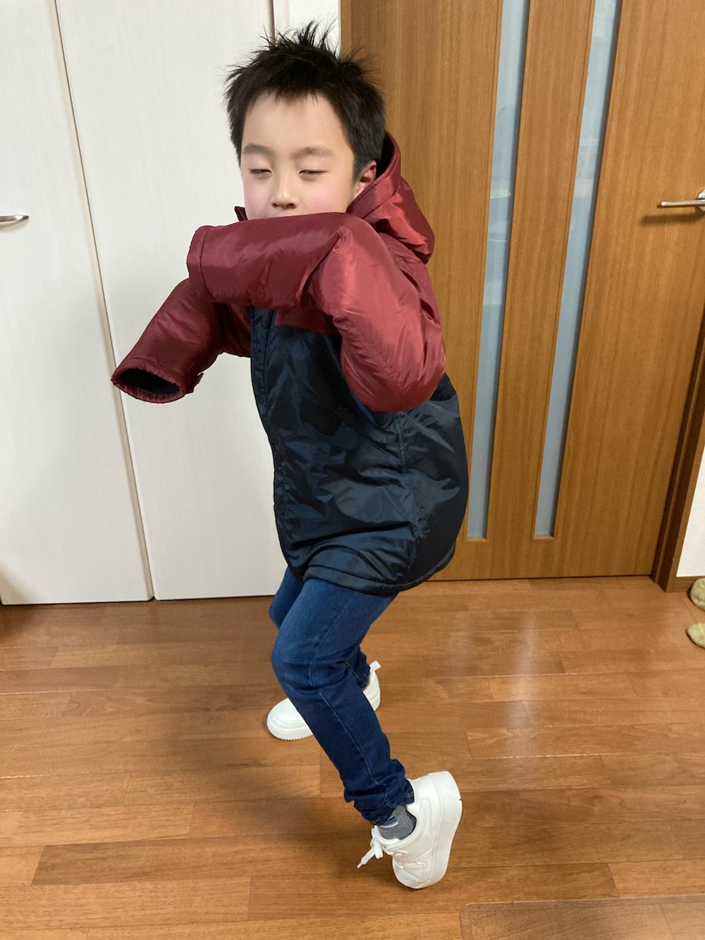 ブラウン系のダウンジャケット/コート、ブルー系のデニムパンツ、その他のその他を着用したキッズの秋コーディネートの3枚目の写真