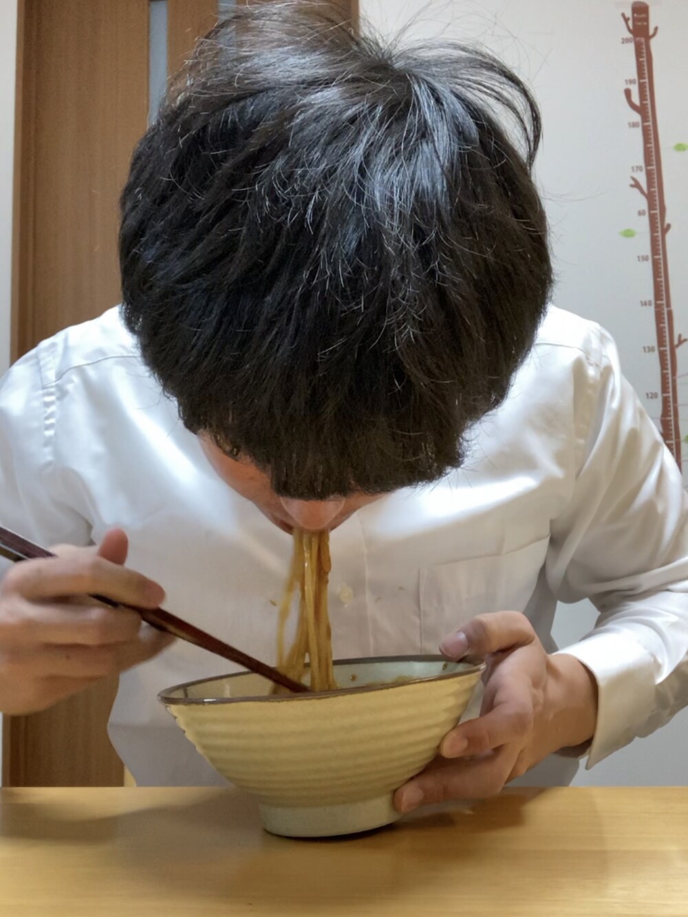 ホワイト系のシャツ/ブラウスを着用したメンズの冬コーディネートの2枚目の写真