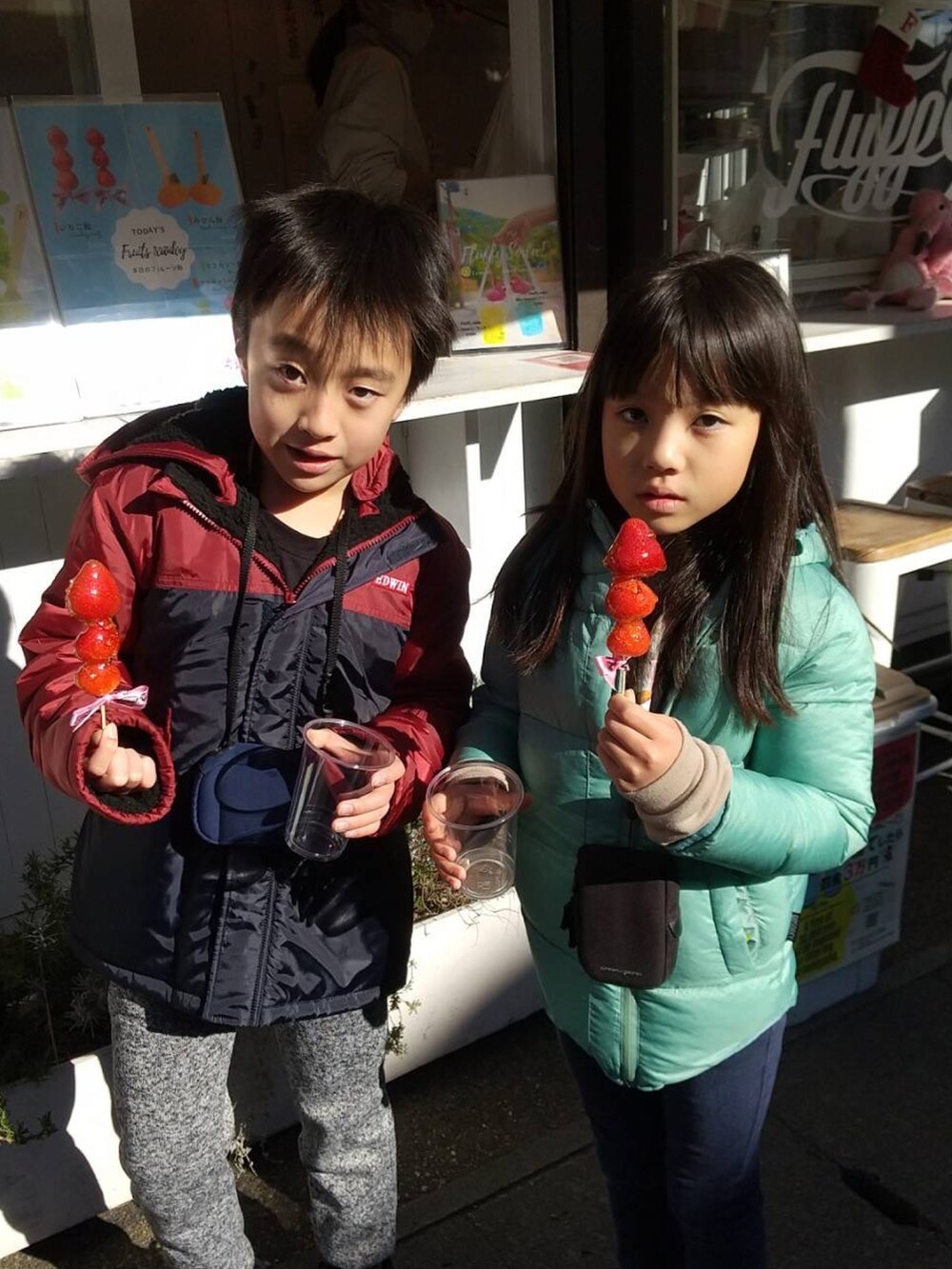 レッド系のブルゾンを着用したキッズの冬コーディネートの3枚目の写真