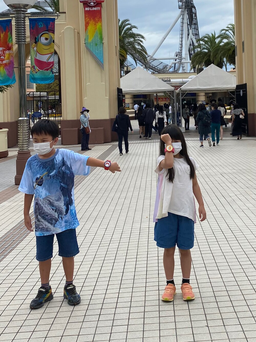 ブルー系のTシャツ/カットソー、イエロー系のその他を着用したキッズの秋コーディネートの3枚目の写真