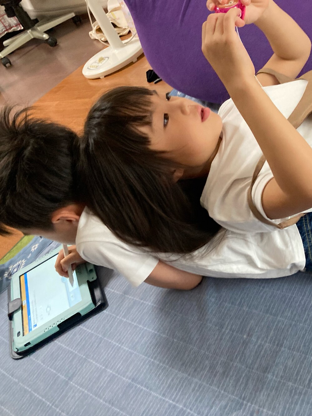 ブラック系のTシャツ/カットソーを着用したキッズの秋コーディネートの3枚目の写真