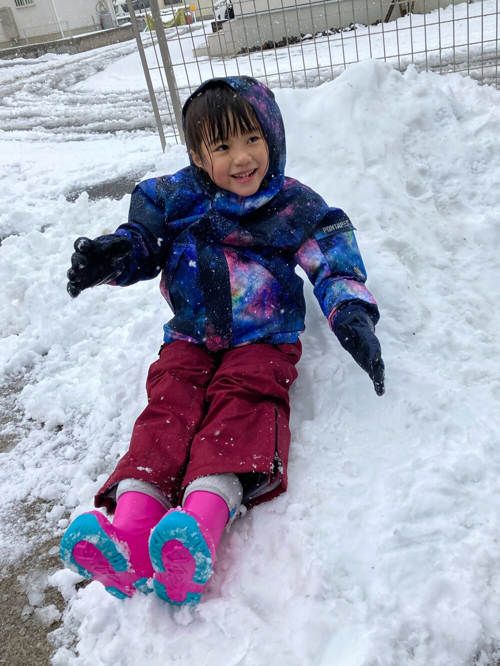 ブルー系のダウンベストを着用したキッズの冬コーディネートの4枚目の写真