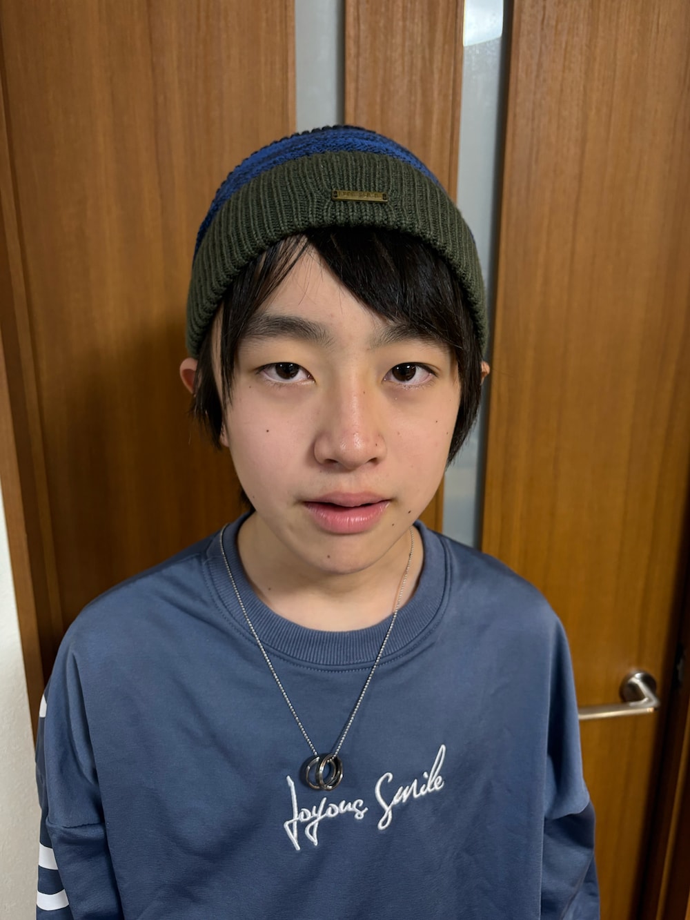 グリーン系のスニーカー、グリーン系のニットキャップ/ビーニーを着用したキッズの春コーディネートの2枚目の写真