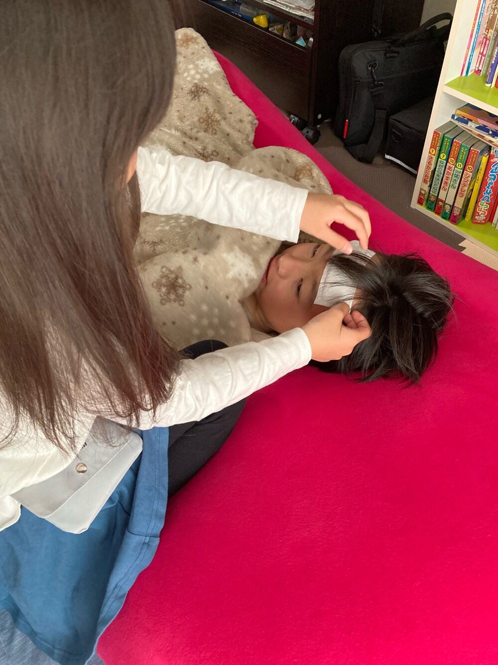 ホワイト系のTシャツ/カットソーを着用したキッズの秋コーディネートの2枚目の写真