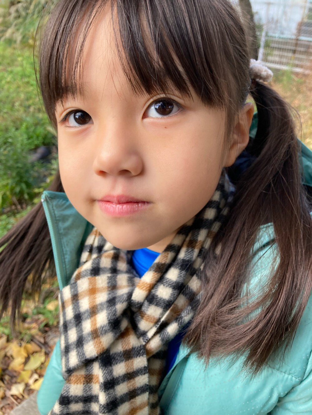 ブラウン系のマフラーを着用したキッズの冬コーディネートの5枚目の写真