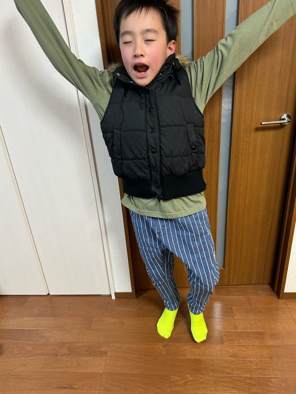 ブラウン系のその他を着用したキッズの冬コーディネートの2枚目の写真