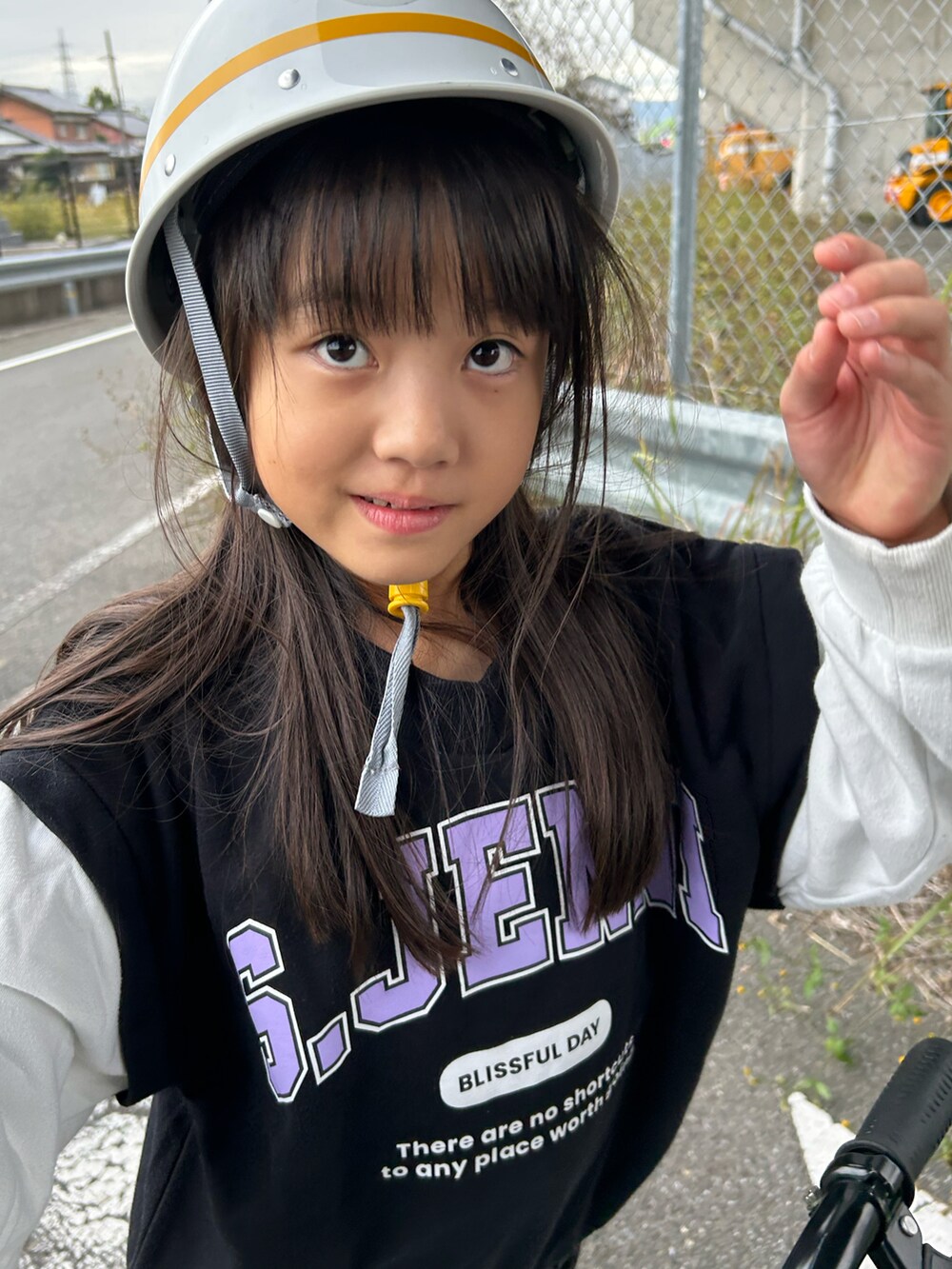 ブラック系のスウェットを着用したキッズの秋コーディネートの2枚目の写真