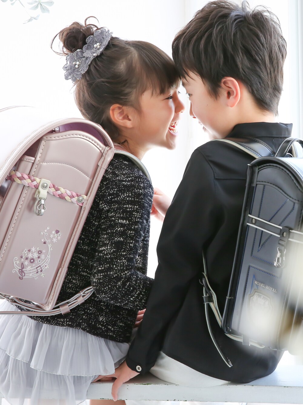 ピンク系のランドセルを着用したキッズの春コーディネートの2枚目の写真
