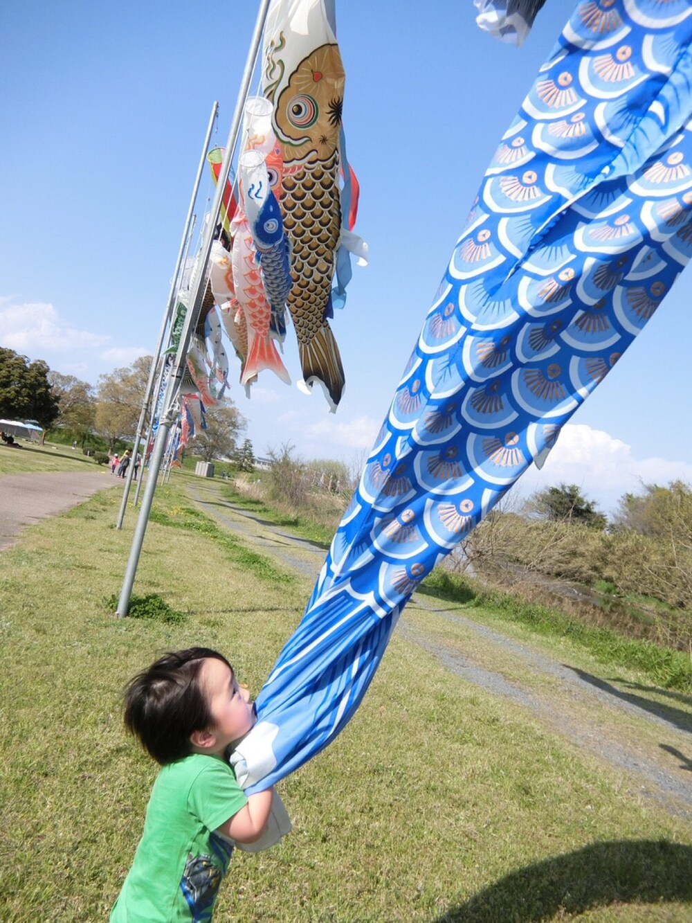グリーン系のTシャツ/カットソー、その他のその他を着用したキッズの夏コーディネートの2枚目の写真