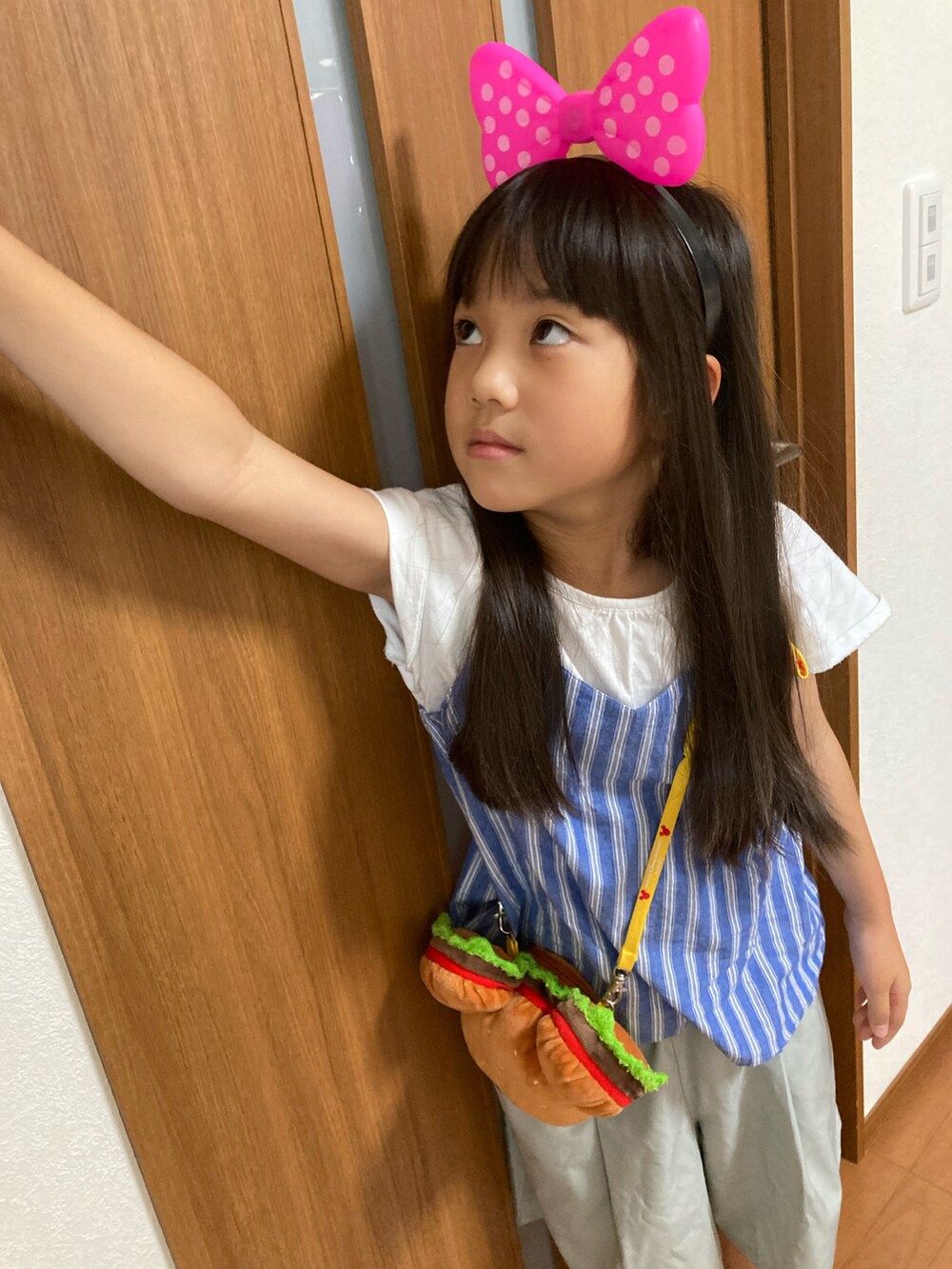 ブラウン系のショルダーバッグを着用したキッズの秋コーディネートの2枚目の写真