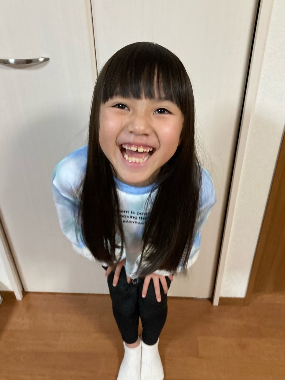 ブルー系のスウェット、ブラウン系のその他を着用したキッズの冬コーディネートの4枚目の写真