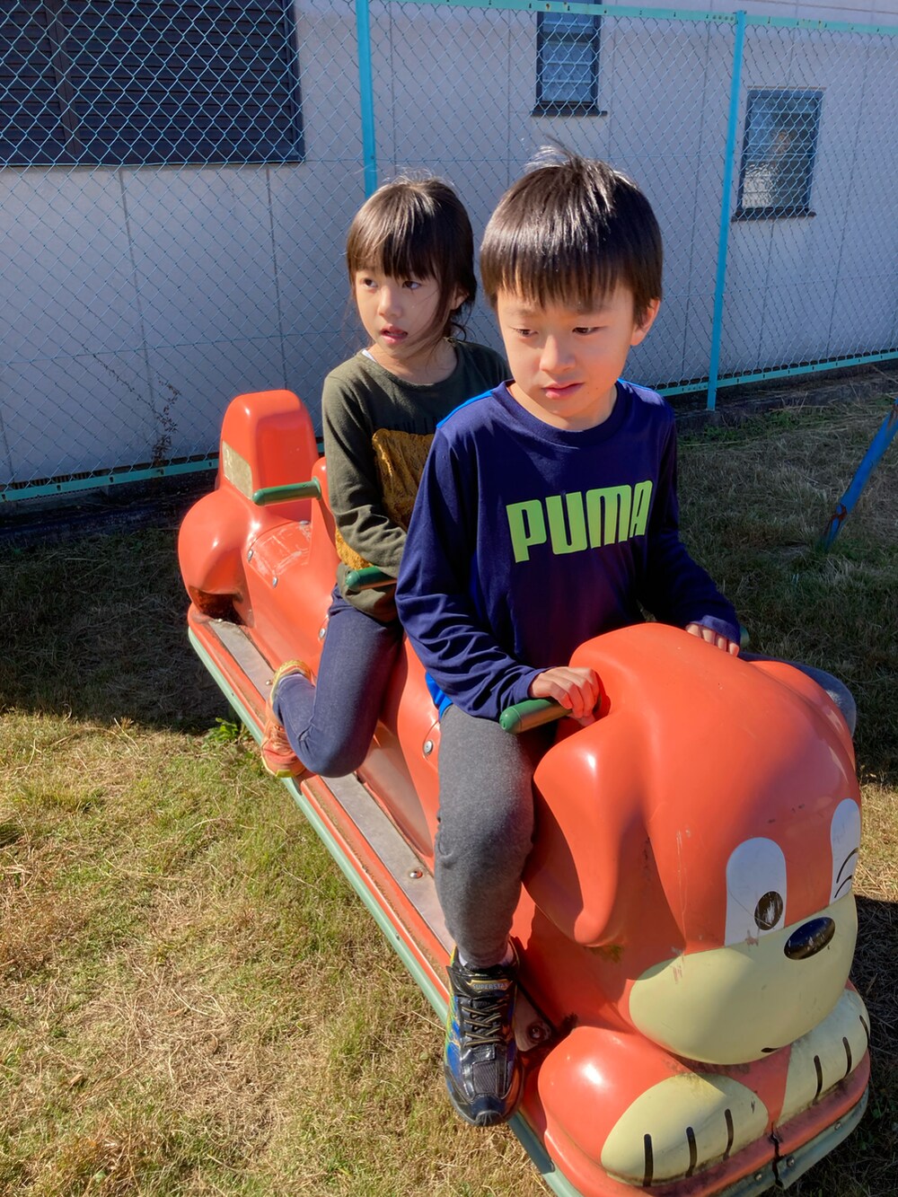 オレンジ系のスニーカー、その他のその他を着用したキッズの秋コーディネートの3枚目の写真
