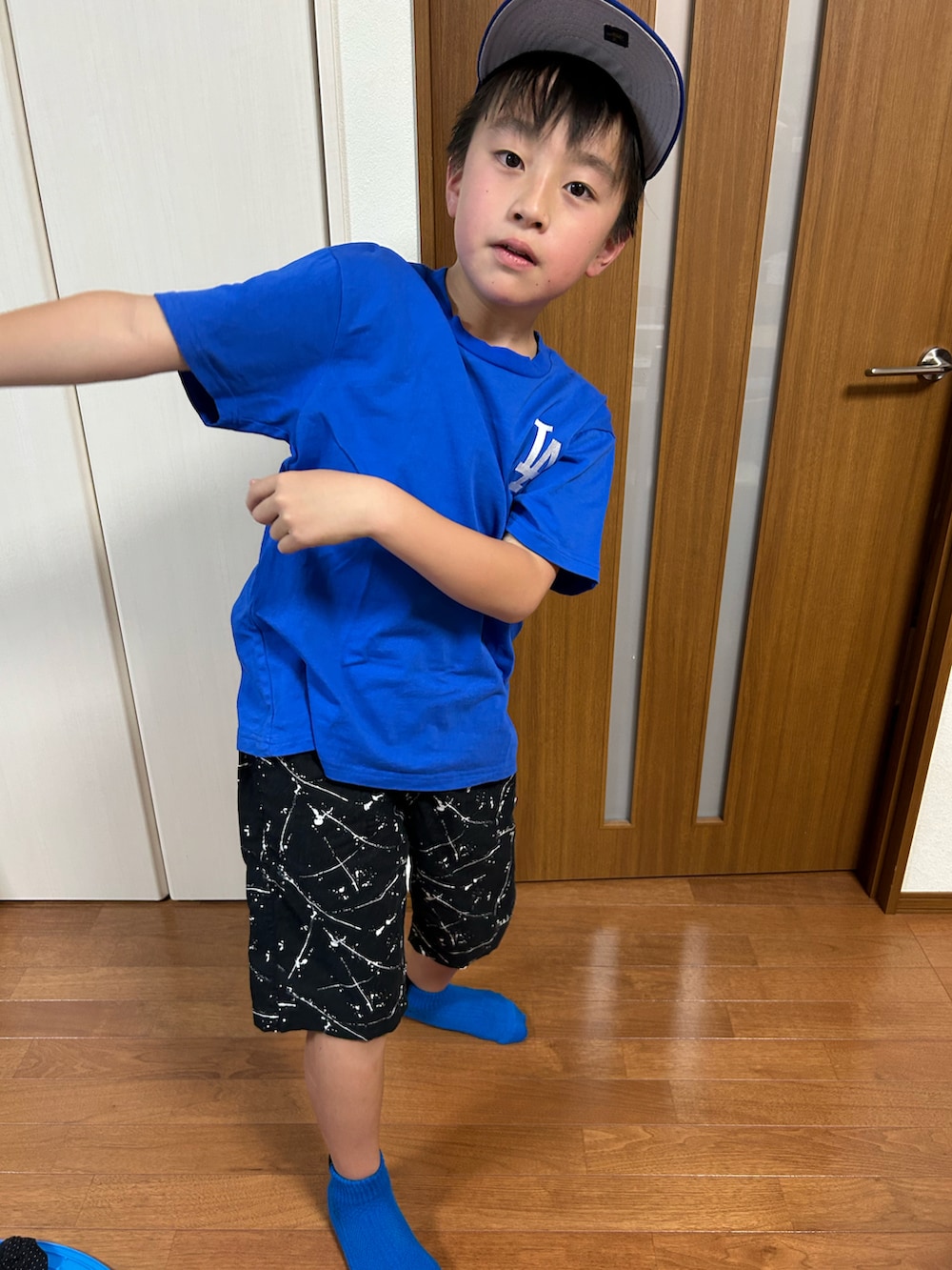 ブルー系のTシャツ/カットソー、ブルー系のキャップ、その他のその他を着用したキッズの春コーディネートの3枚目の写真