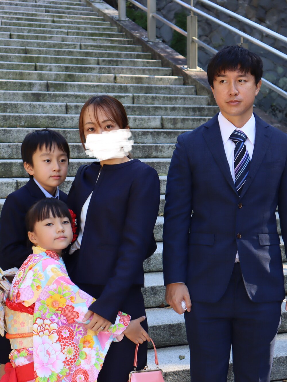 ピンク系の着物を着用したキッズの秋コーディネートの2枚目の写真