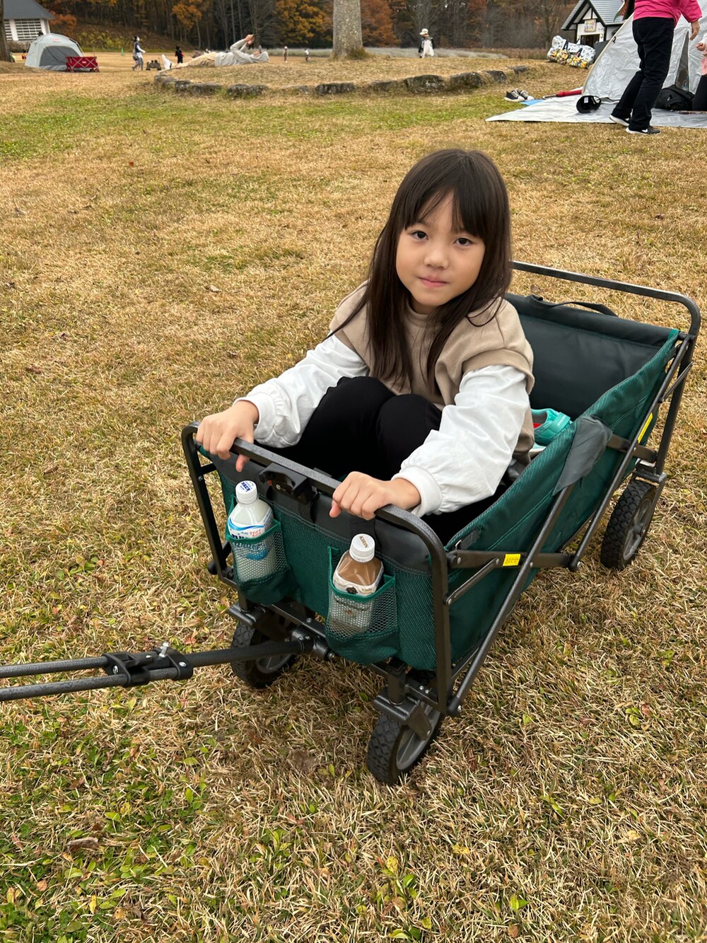 ベージュ系のニット/セーターを着用したキッズの秋コーディネートの2枚目の写真
