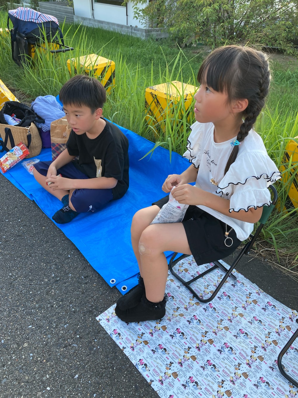 ホワイト系のTシャツ/カットソー、イエロー系のその他を着用したキッズの夏コーディネートの2枚目の写真