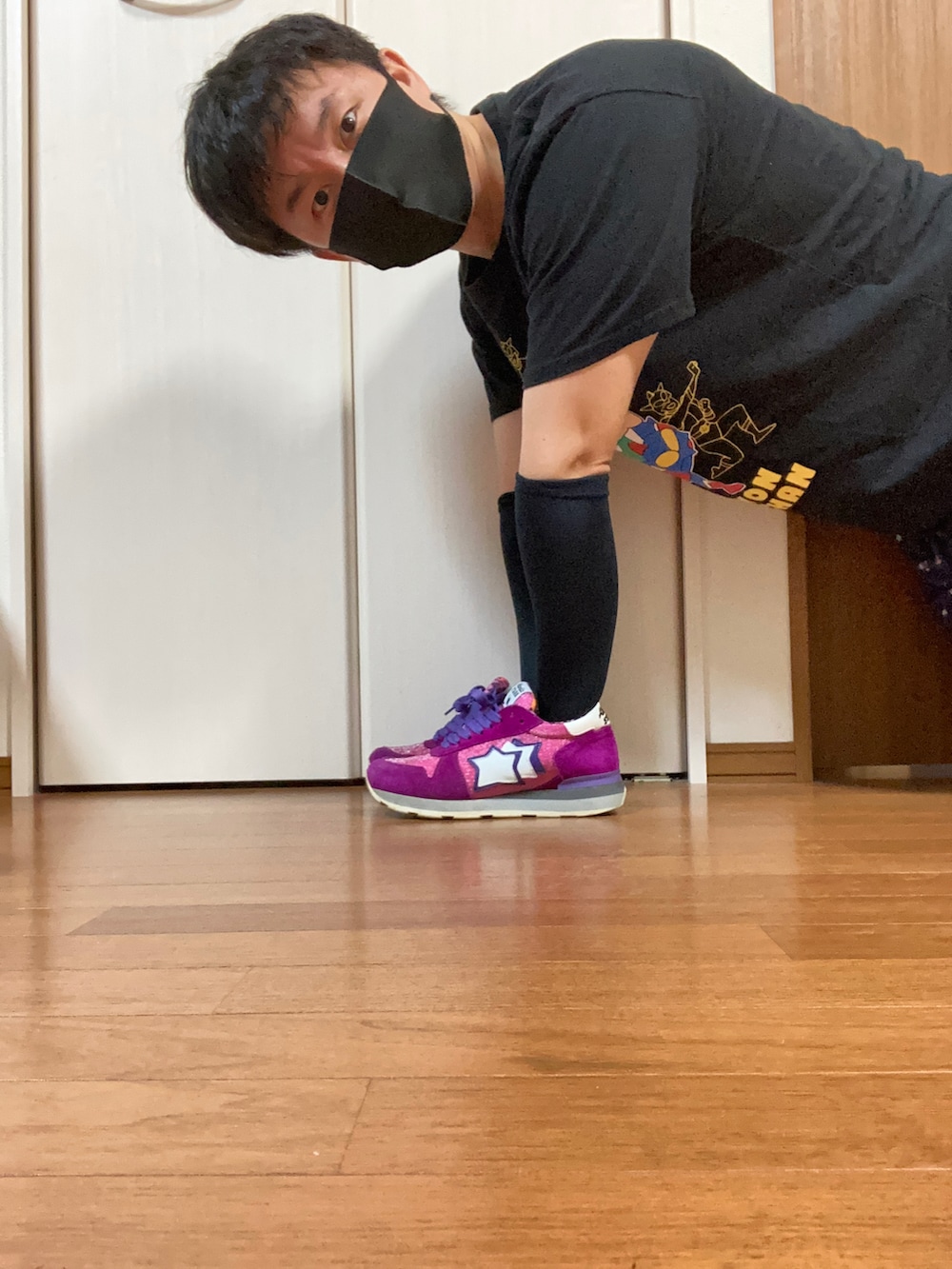 ピンク系のスニーカーを着用したレディースの夏コーディネートの2枚目の写真