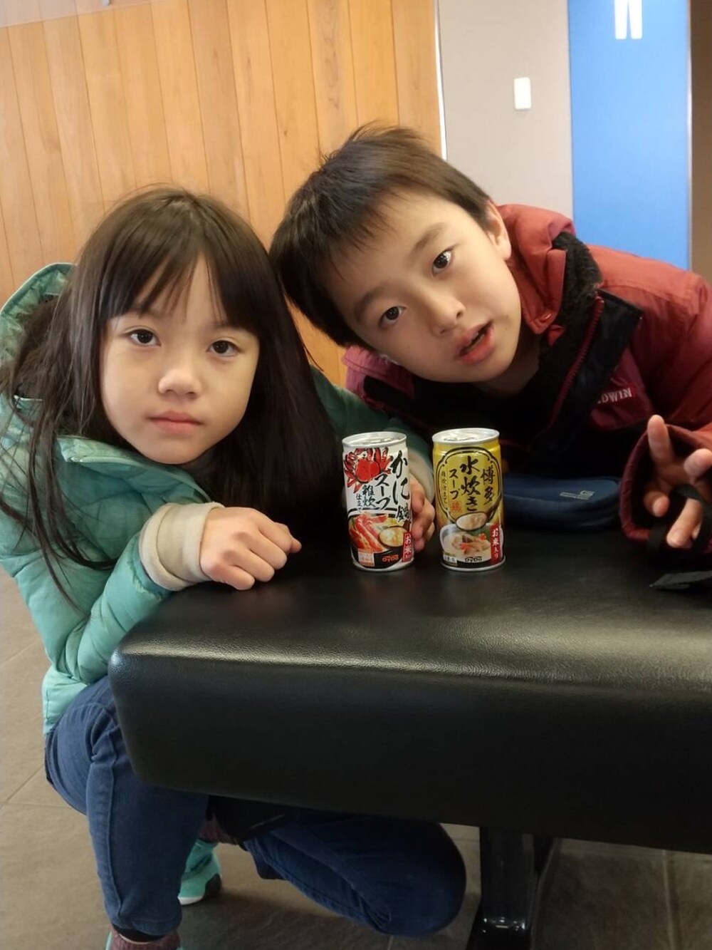 レッド系のブルゾンを着用したキッズの冬コーディネートの4枚目の写真