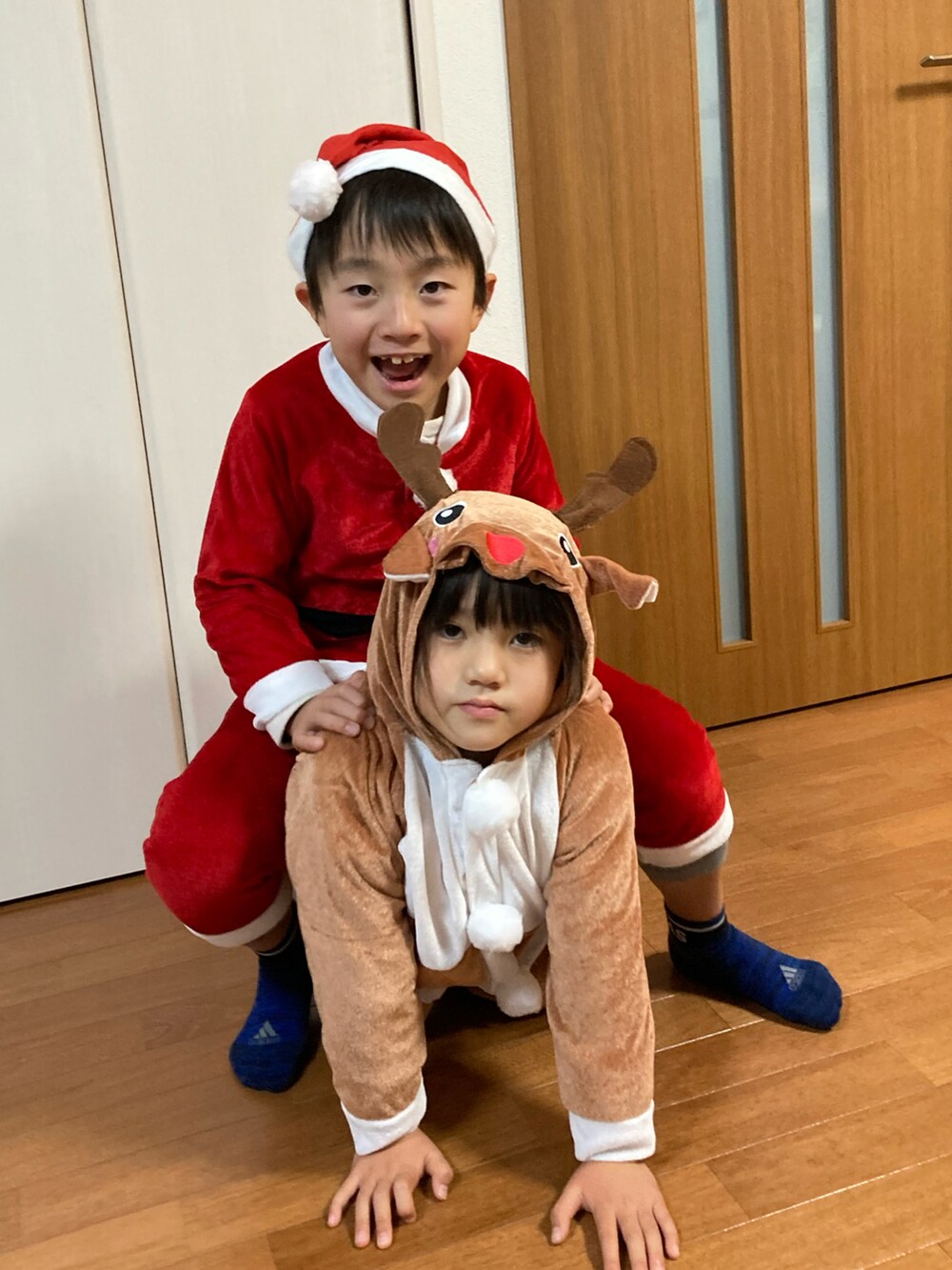 レッド系のトップス、グリーン系のニットキャップ/ビーニーを着用したメンズの冬コーディネートの3枚目の写真