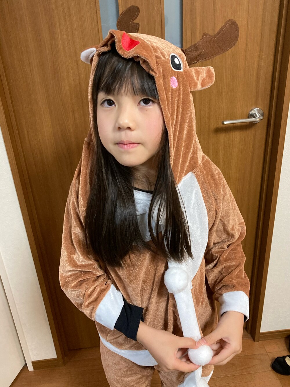 レッド系のその他アウターを着用したキッズの冬コーディネートの2枚目の写真