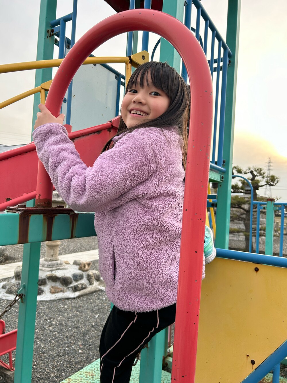 ブラック系のスウェットパンツ、ブラック系のブルゾン、その他のその他を着用したキッズの春コーディネートの2枚目の写真