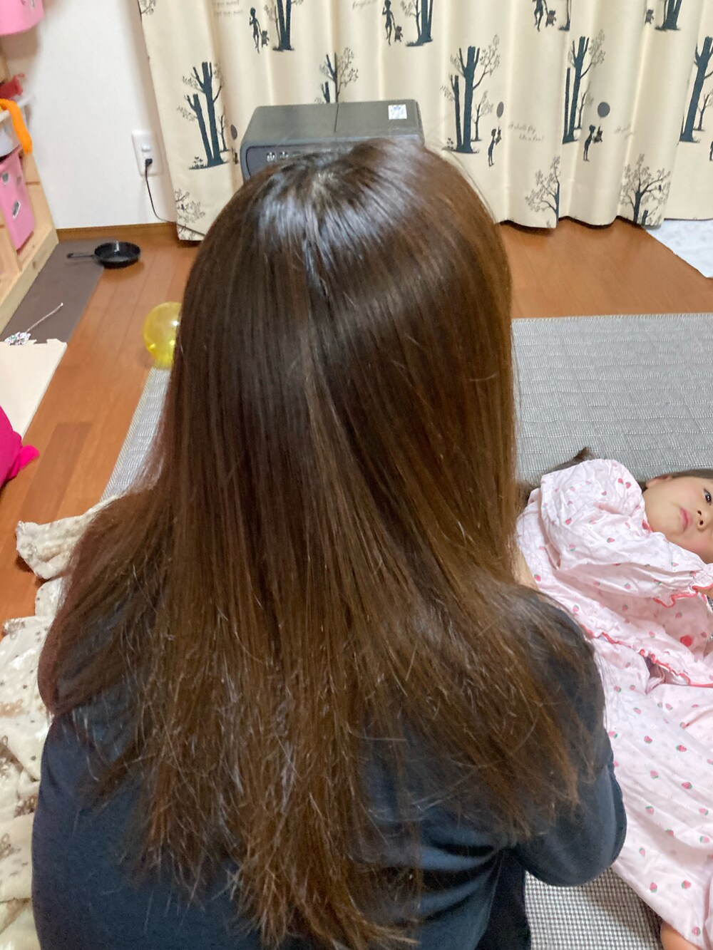 ブラウン系のヘアアクセサリーを着用したキッズの冬コーディネートの2枚目の写真