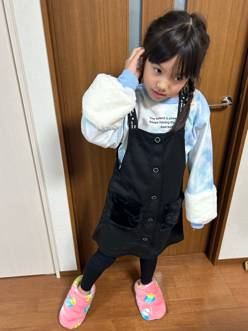 ブラック系のワンピースを着用したキッズの冬コーディネートの2枚目の写真