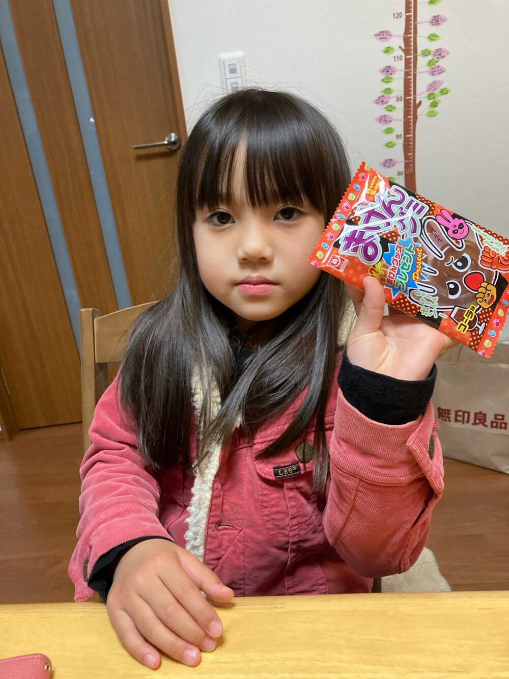 ピンク系のブルゾンを着用したキッズの秋コーディネートの3枚目の写真