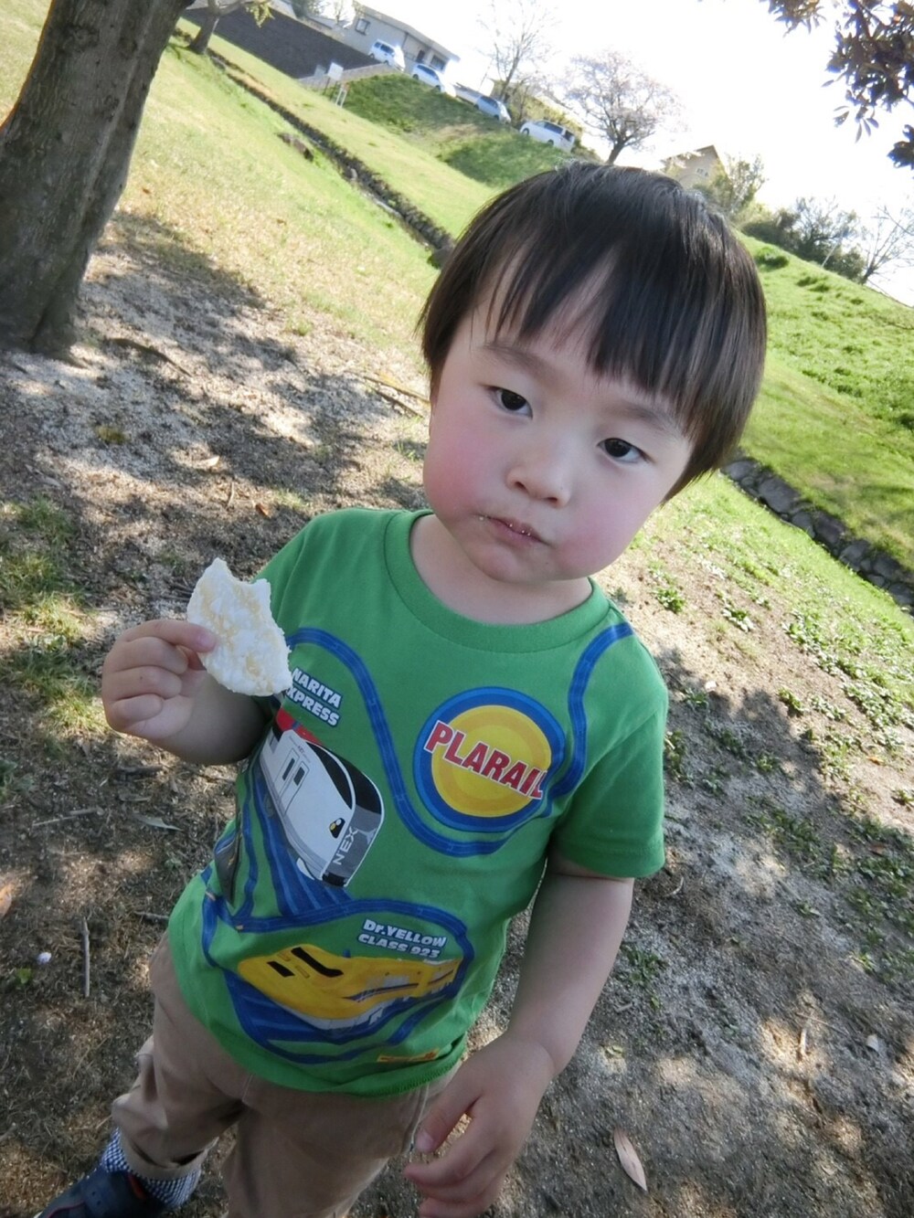 グリーン系のTシャツ/カットソー、その他のその他を着用したキッズの夏コーディネートの4枚目の写真