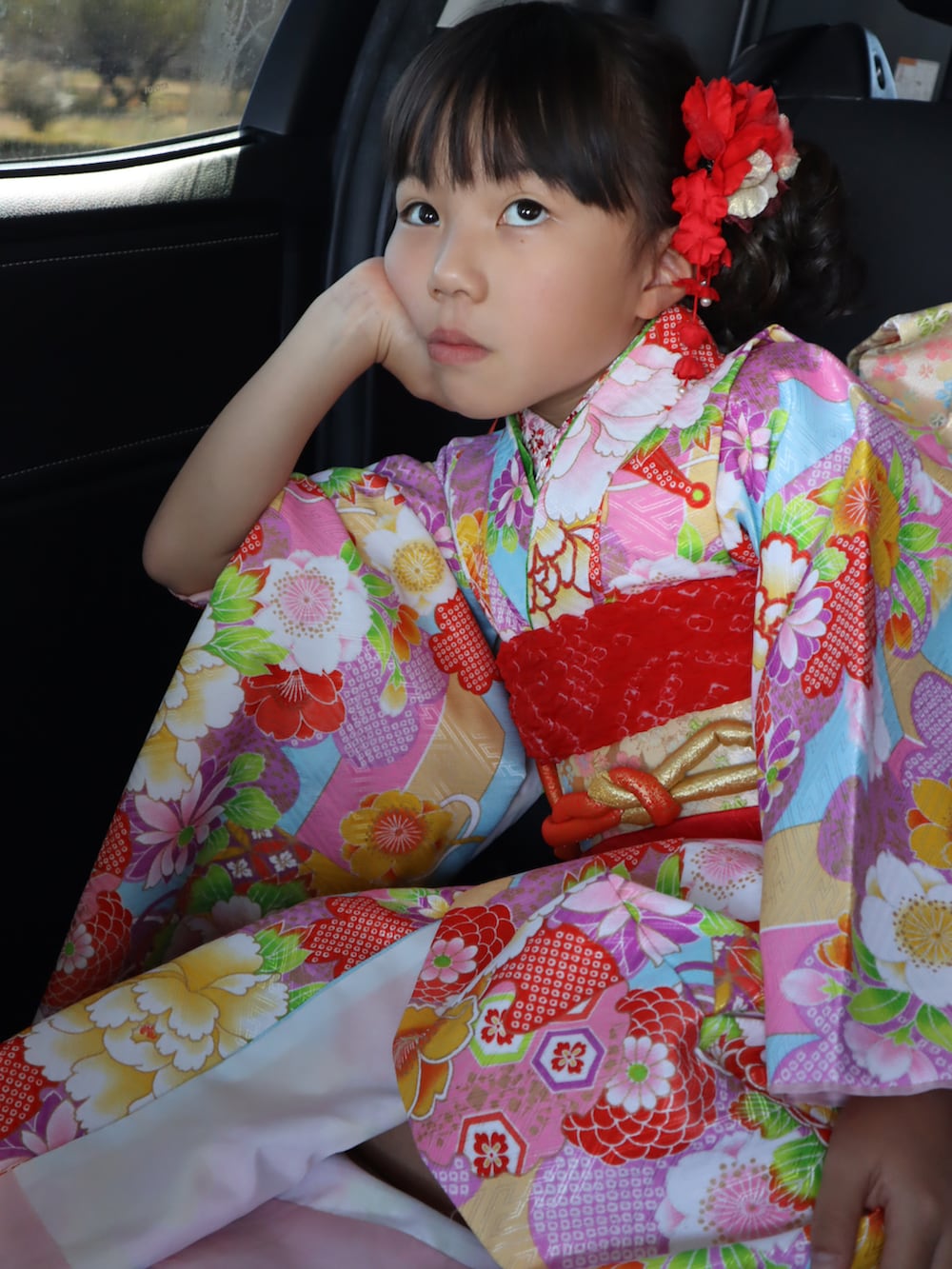 ピンク系の着物を着用したキッズの秋コーディネートの5枚目の写真