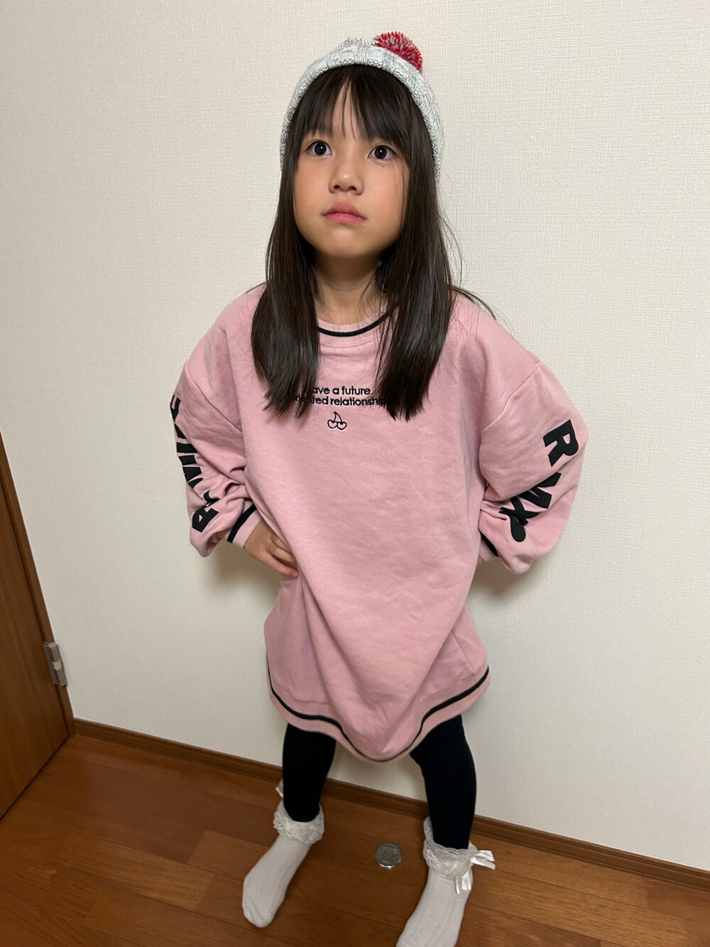 ピンク系のワンピース、その他のその他、その他のその他を着用したキッズの秋コーディネートの2枚目の写真