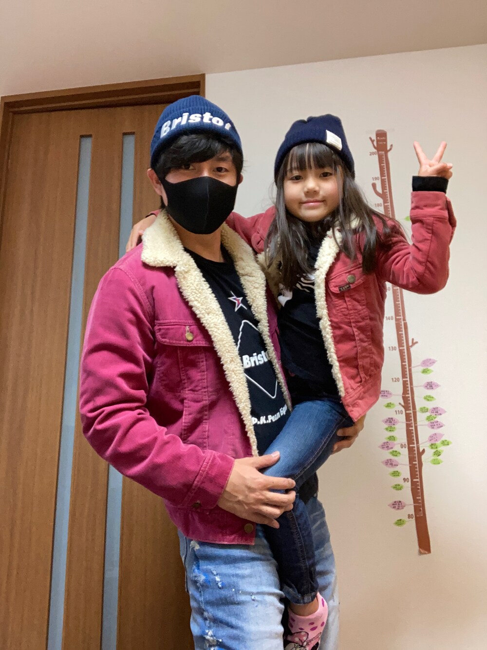 ピンク系のブルゾンを着用したキッズの秋コーディネートの2枚目の写真