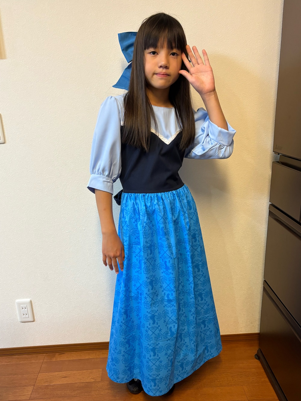 ブルー系のドレス、ブルー系のその他を着用したキッズの秋コーディネートの3枚目の写真