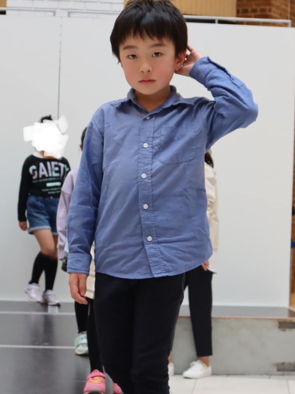 「キッズコーデ、シャツスタイル、シンプル、春、ポーズ」｜「OSHKOSHのアイテム（シャツ/ブラウス、ブルー系）」を使った、ゆっけさん（キッズ・125cm）の春コーディネートの2枚目の写真