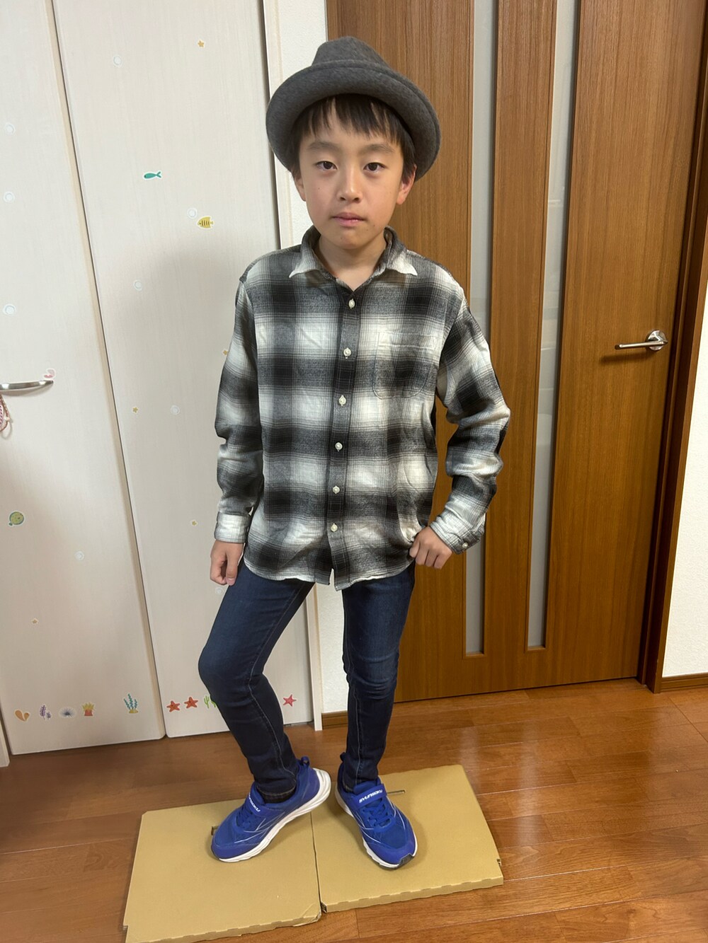 グレー系のシャツ/ブラウス、ブルー系のデニムパンツ、その他のその他を着用したキッズの秋コーディネートの2枚目の写真