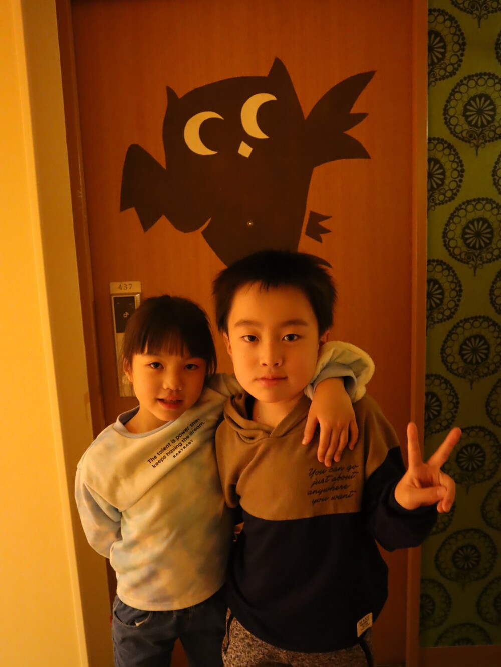 ブラック系のTシャツ/カットソーを着用したキッズの春コーディネートの4枚目の写真