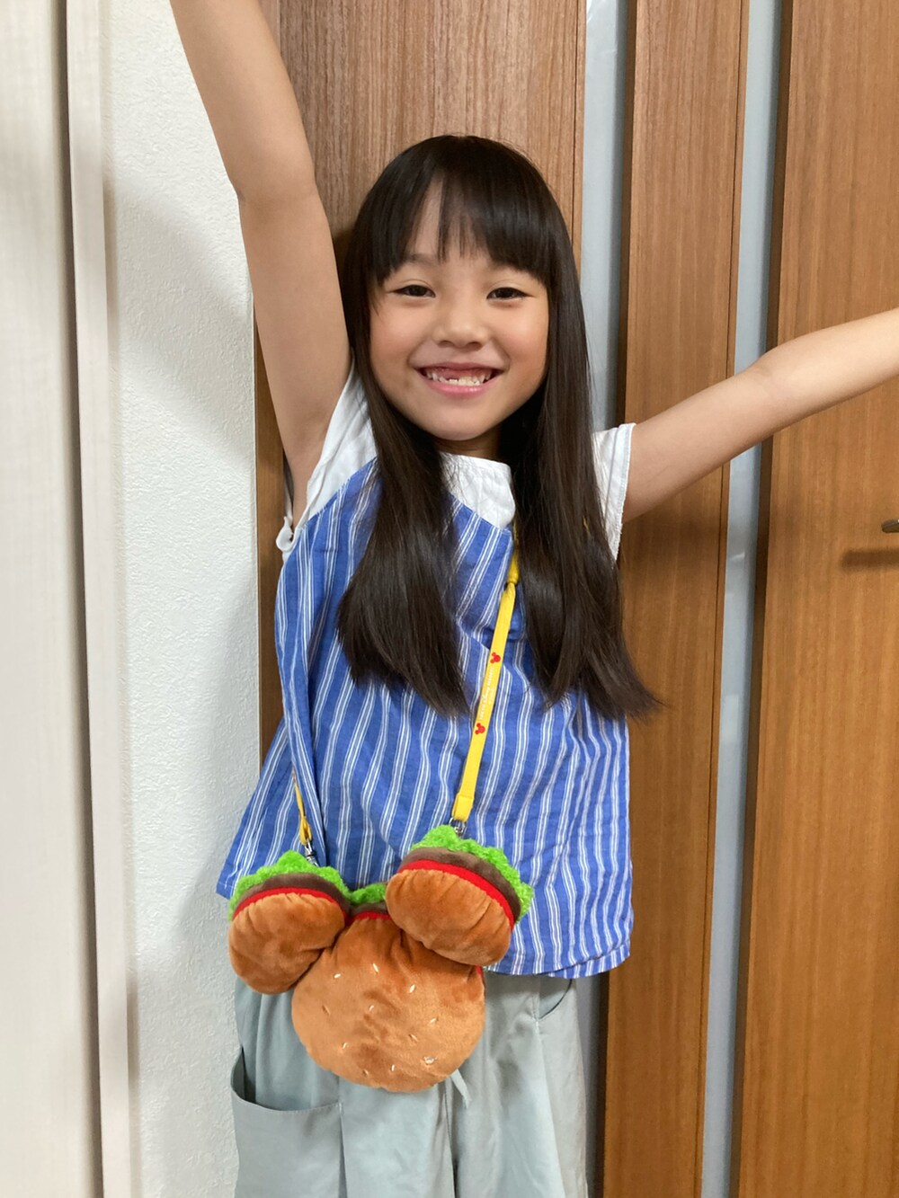 ブラウン系のショルダーバッグを着用したキッズの秋コーディネートの3枚目の写真