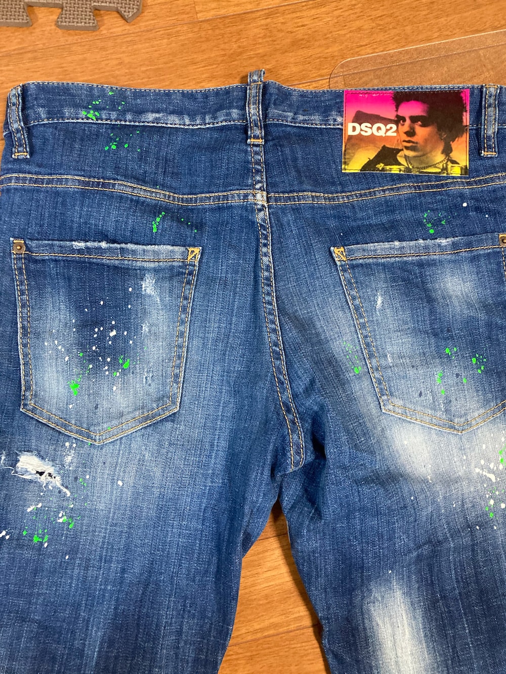 ブラック系のスウェット、ブルー系のデニムパンツ、ホワイト系のスニーカーを着用したメンズの春コーディネートの2枚目の写真