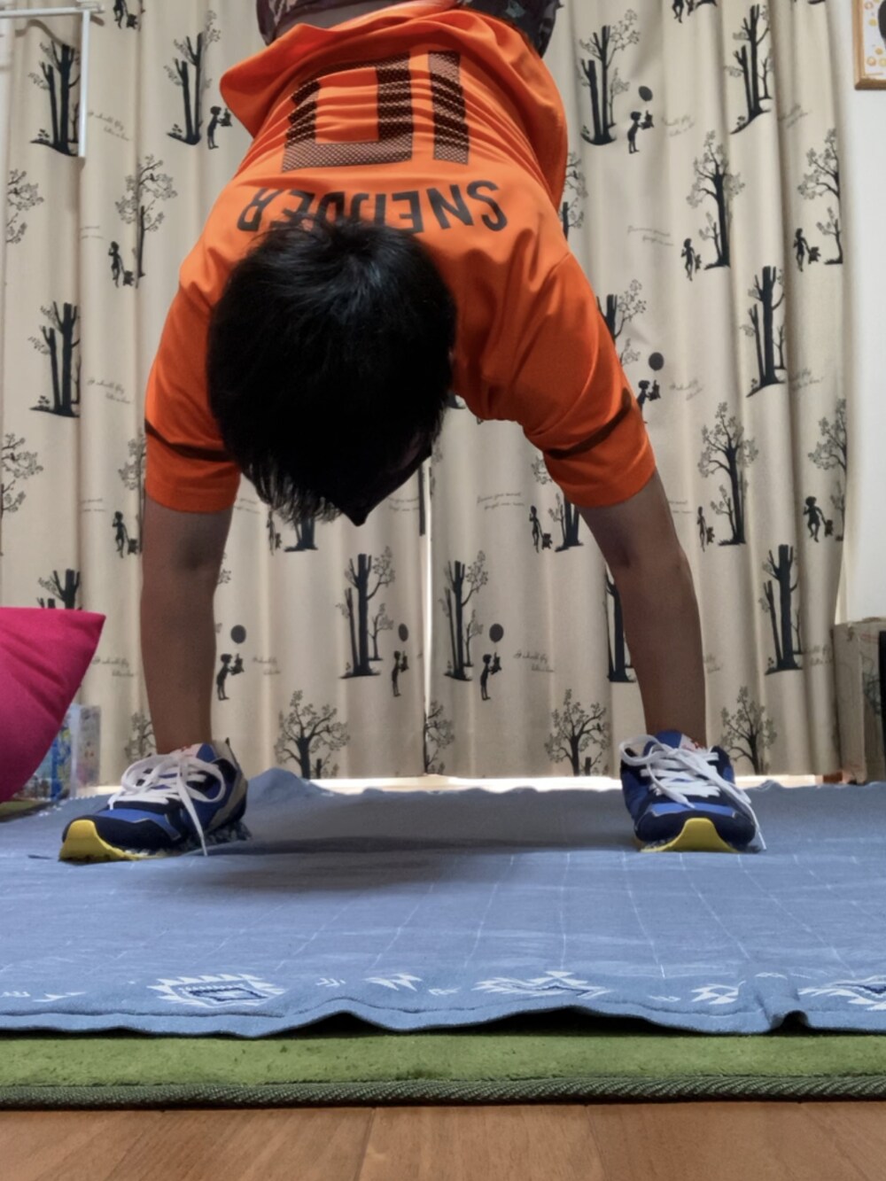 ブルー系のスニーカーを着用したメンズの夏コーディネートの2枚目の写真