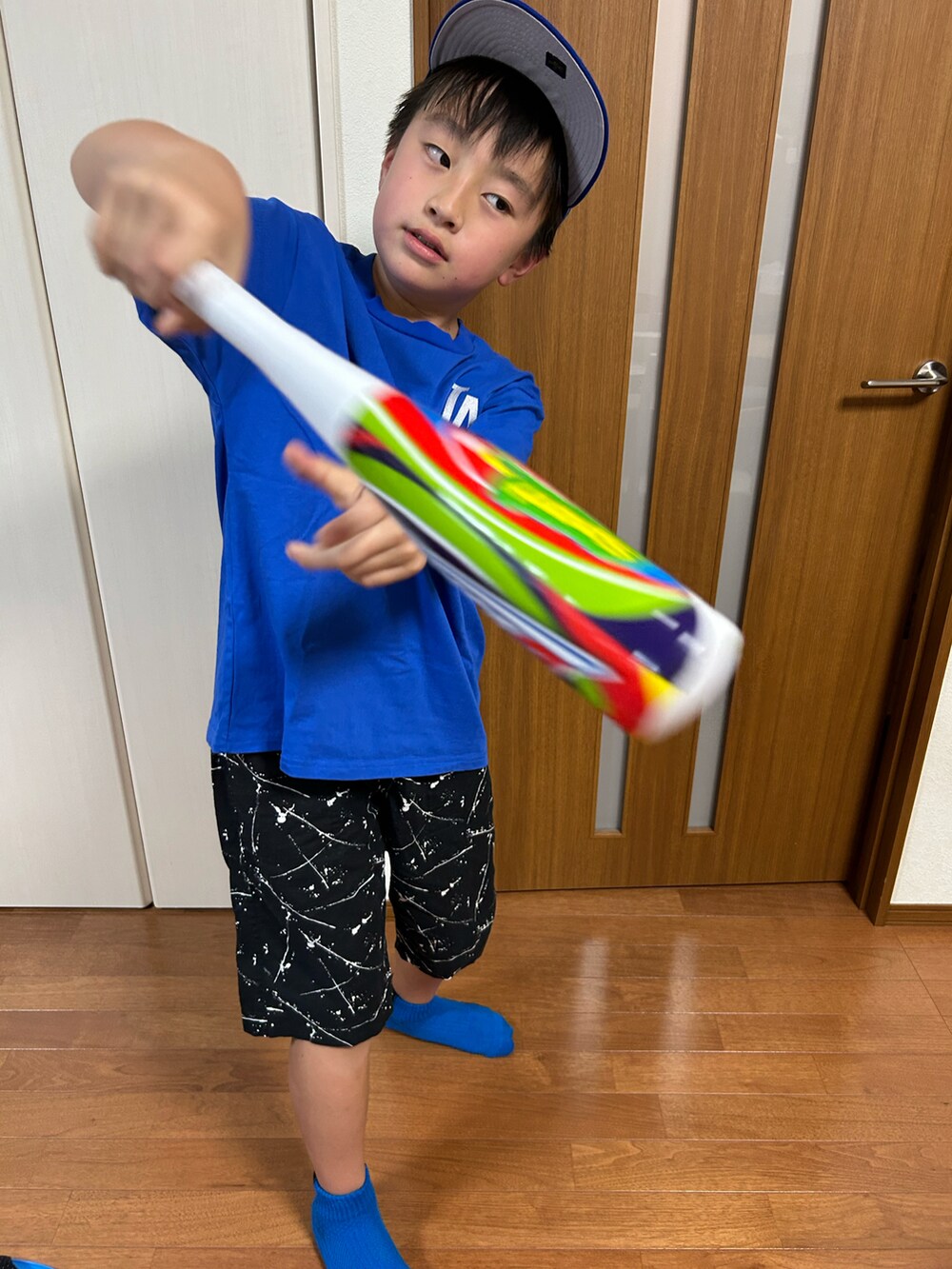 ブルー系のTシャツ/カットソー、ブルー系のキャップ、その他のその他を着用したキッズの春コーディネートの2枚目の写真