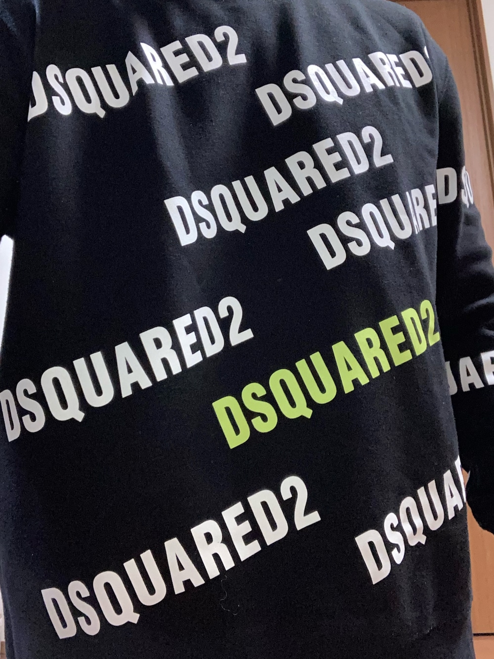 ブラック系のスウェット、ブルー系のデニムパンツ、ホワイト系のスニーカーを着用したメンズの春コーディネートの3枚目の写真