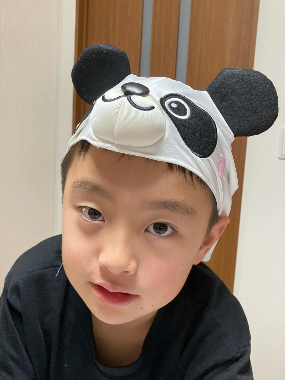 ホワイト系のニットキャップ/ビーニー、その他のその他を着用したキッズの秋コーディネートの3枚目の写真