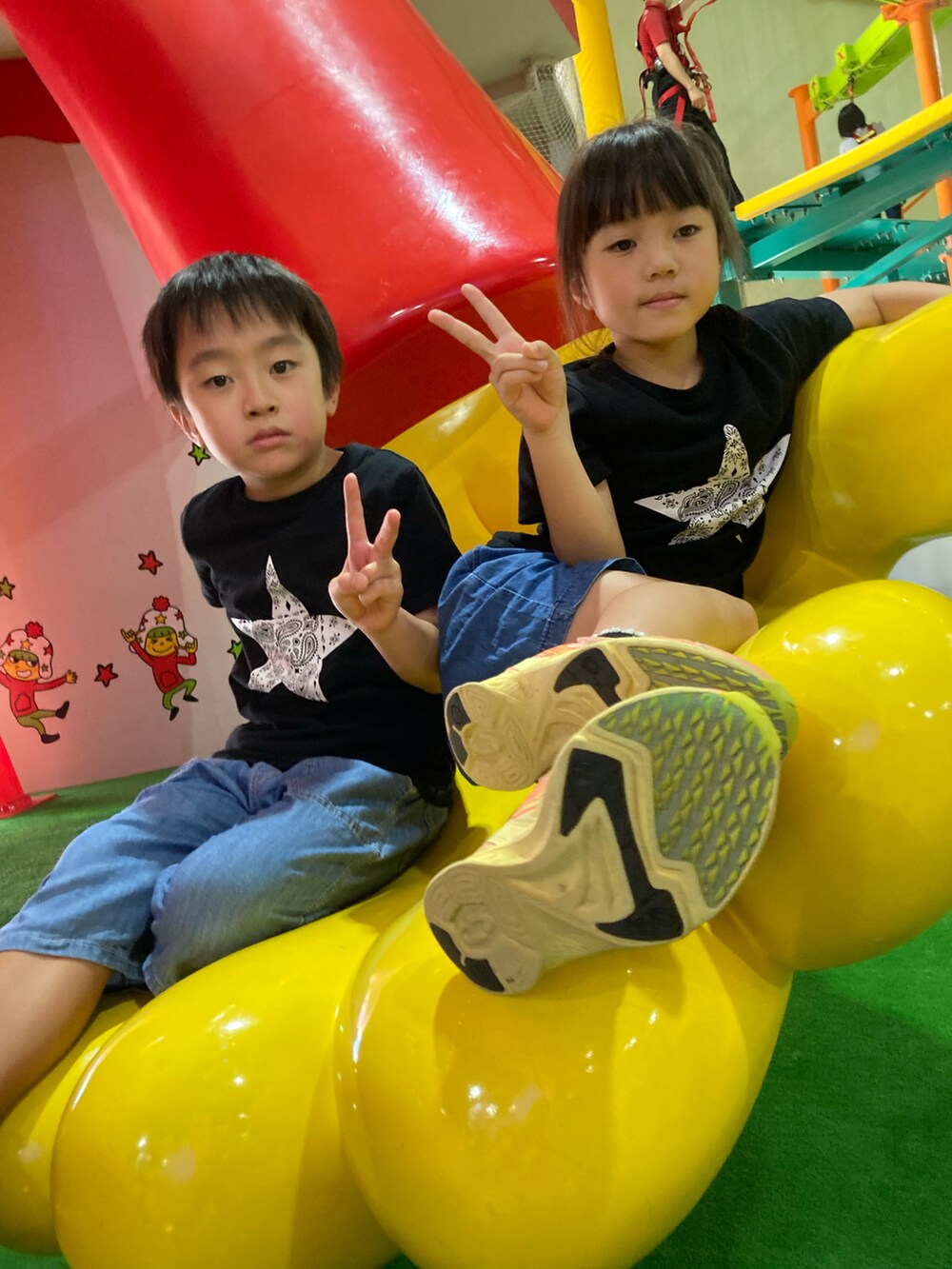 ブラック系のTシャツ/カットソーを着用したキッズの夏コーディネートの2枚目の写真