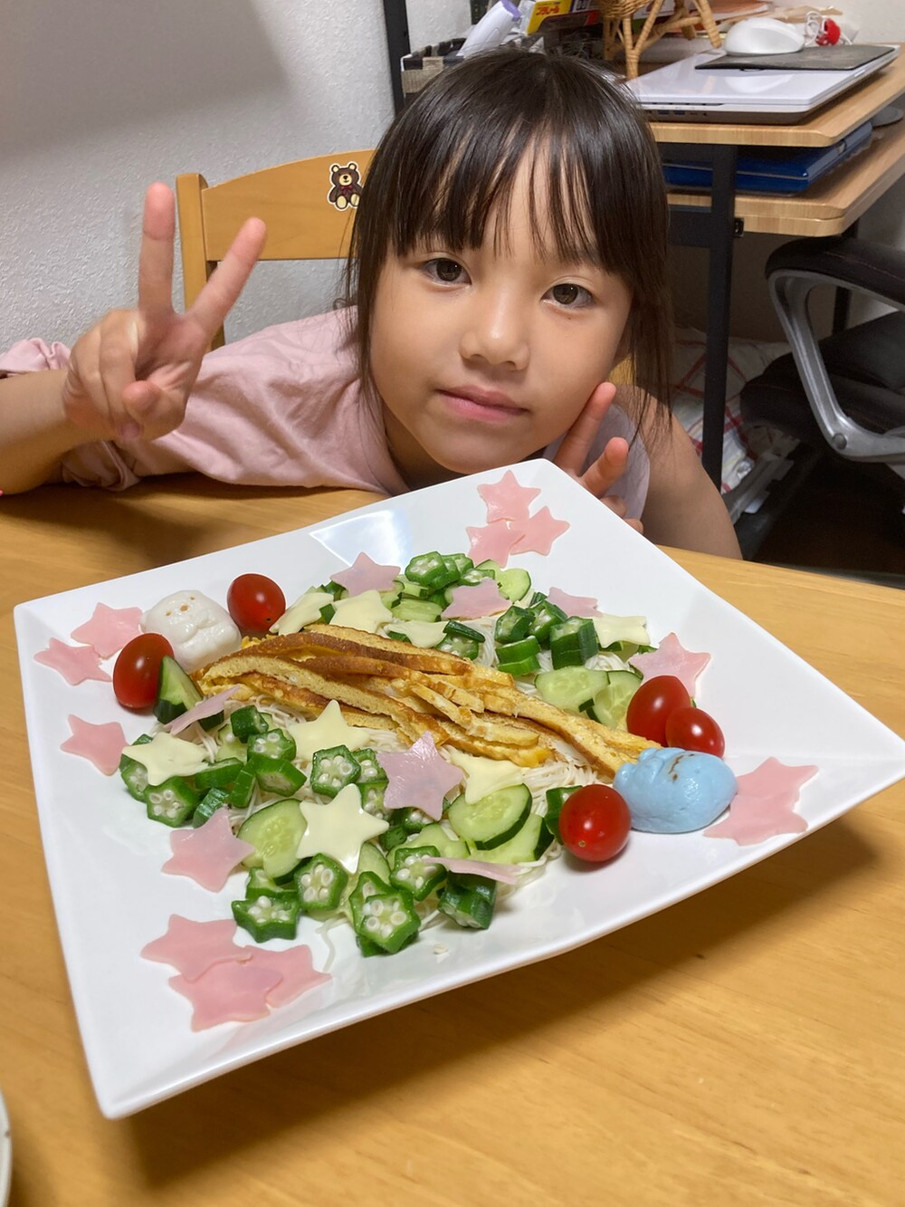 グリーン系のその他を着用したキッズの夏コーディネートの3枚目の写真
