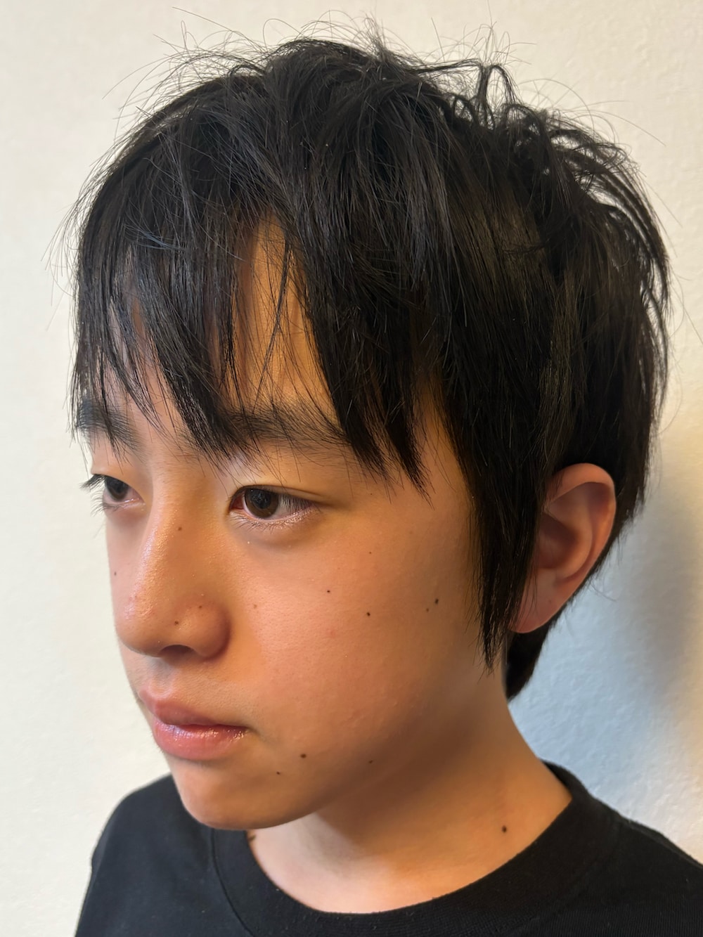 グリーン系のスニーカー、グリーン系のニットキャップ/ビーニーを着用したキッズの春コーディネートの3枚目の写真