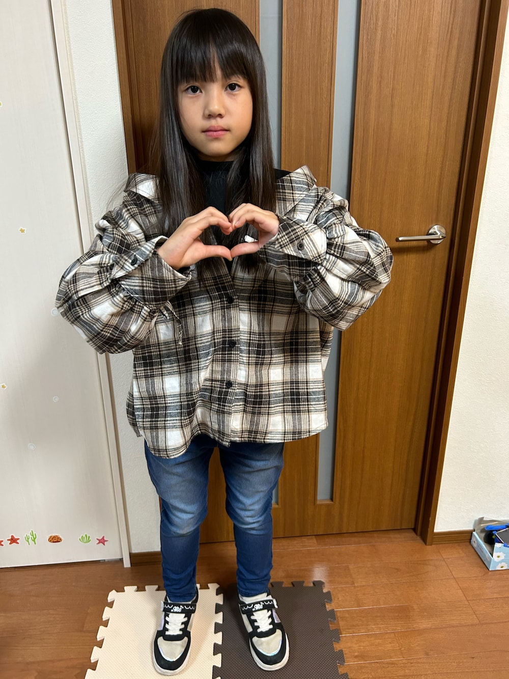 「チェック、女の子」｜「lily chuuのアイテム（シャツ/ブラウス、ブラウン系）」を使った、ゆっけさん（キッズ・138cm）の秋コーディネートの3枚目の写真