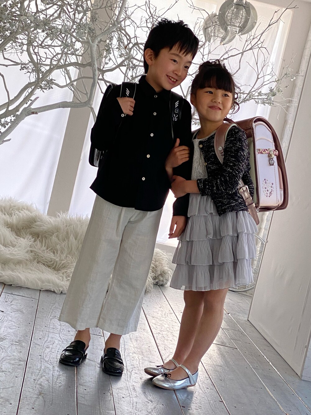 ピンク系のランドセルを着用したキッズの春コーディネートの3枚目の写真