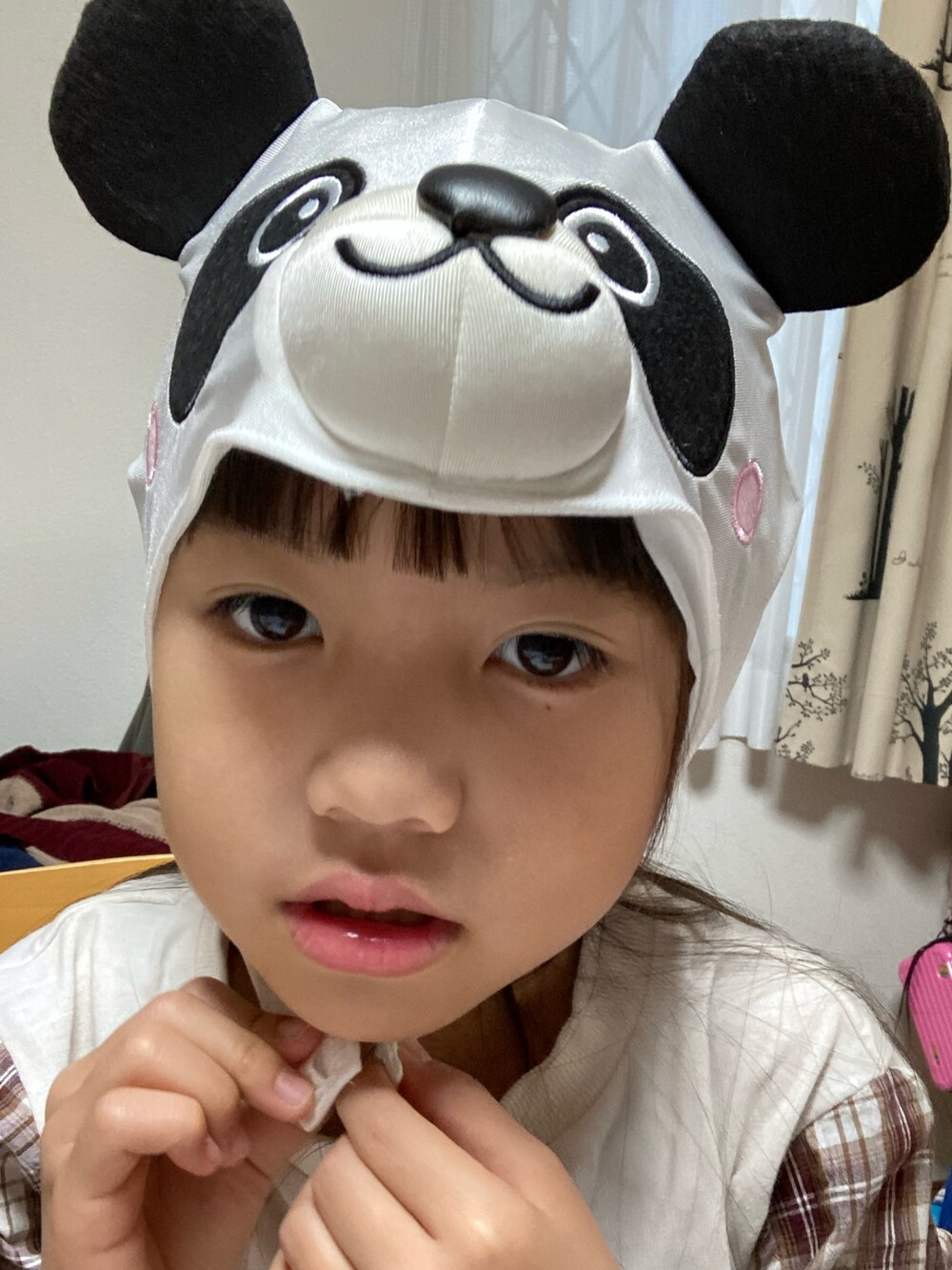 ホワイト系のニットキャップ/ビーニー、その他のその他を着用したキッズの秋コーディネートの2枚目の写真