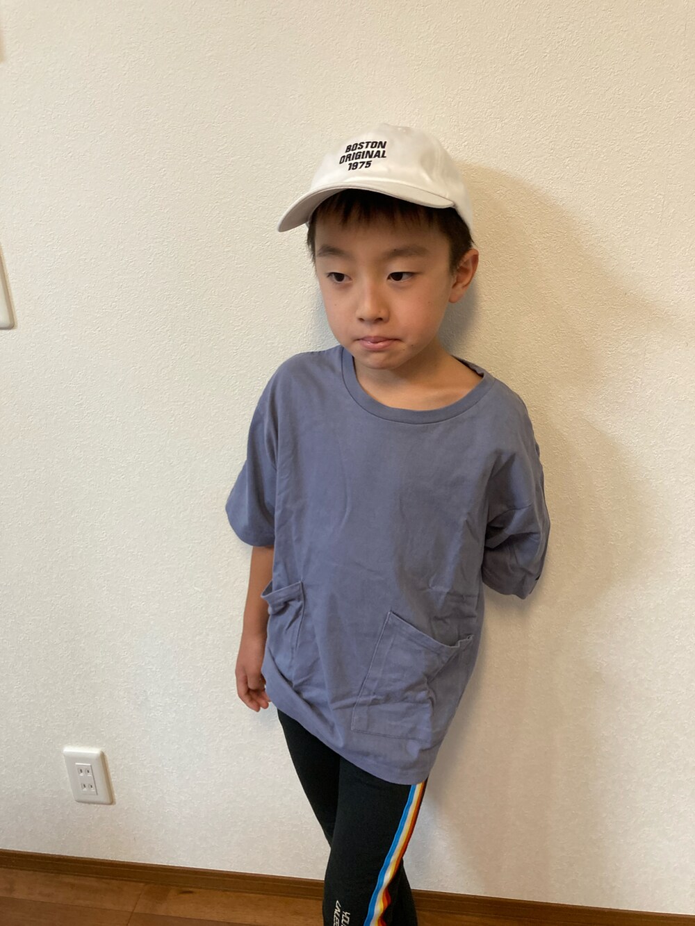 ホワイト系のキャップ、ホワイト系のその他を着用したキッズの夏コーディネートの3枚目の写真