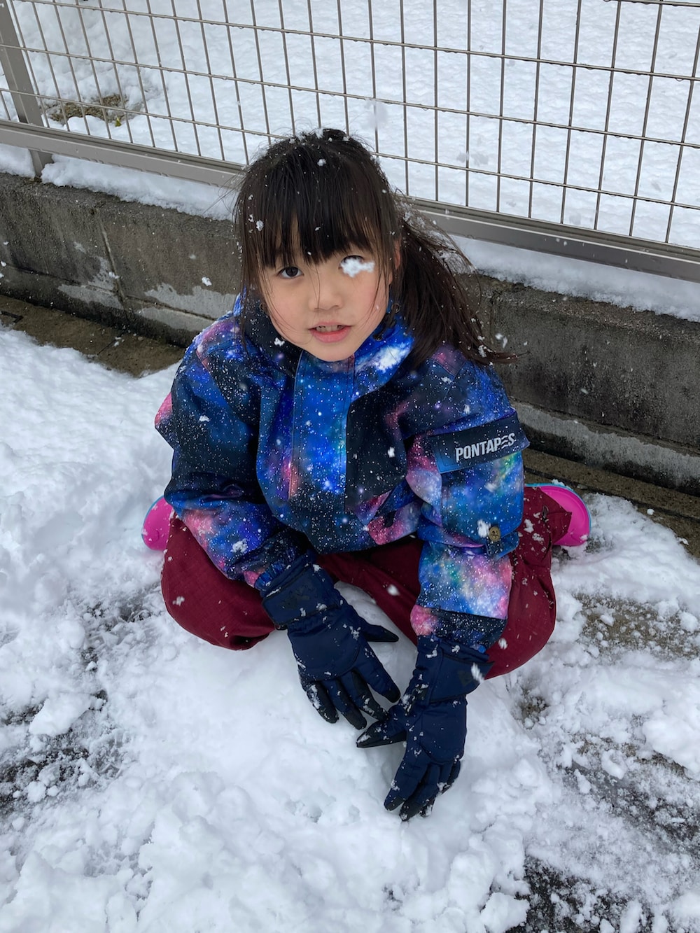 ブルー系のダウンベストを着用したキッズの冬コーディネートの2枚目の写真